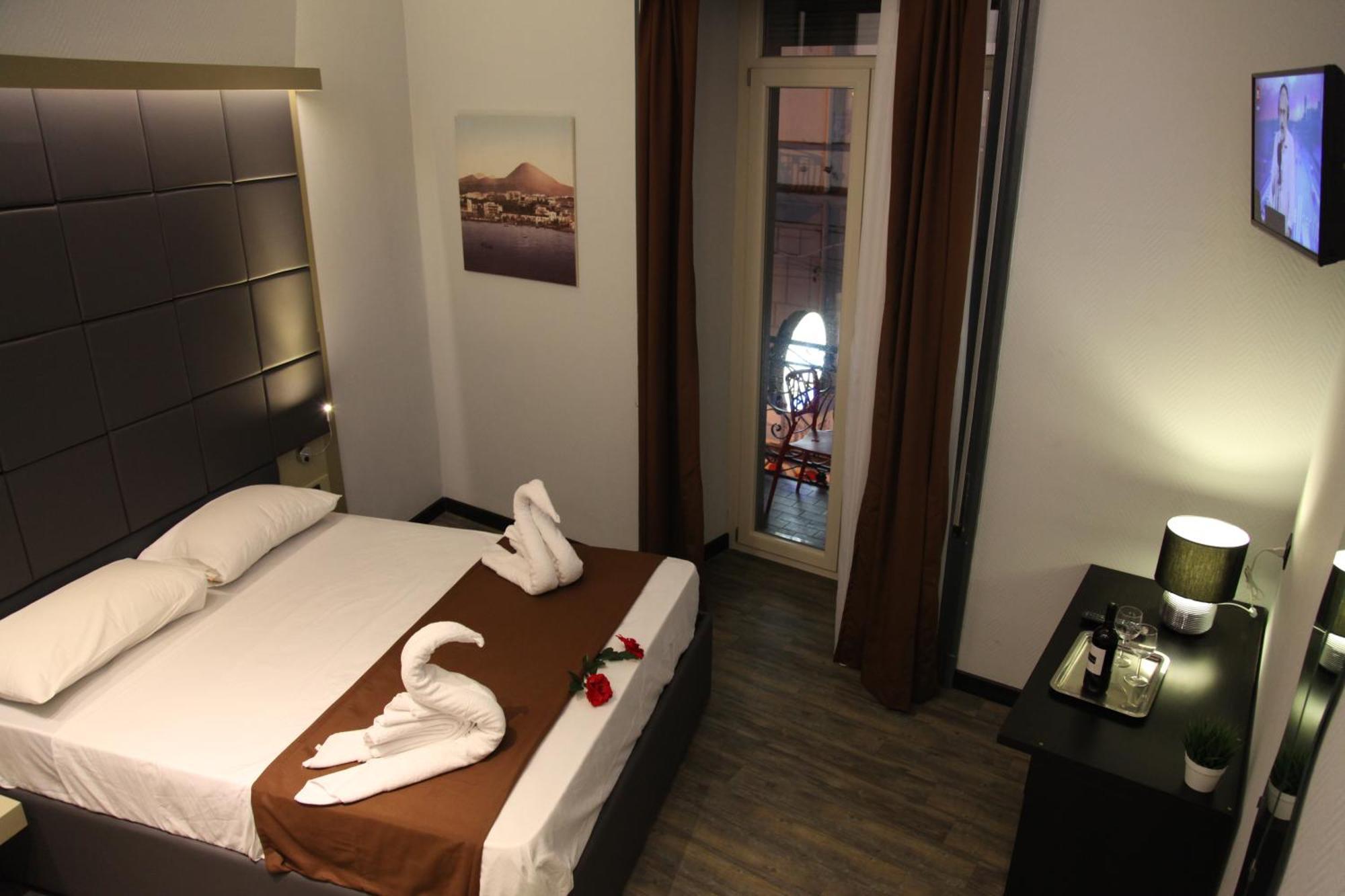 Dolce Vita Rooms Наполи Екстериор снимка