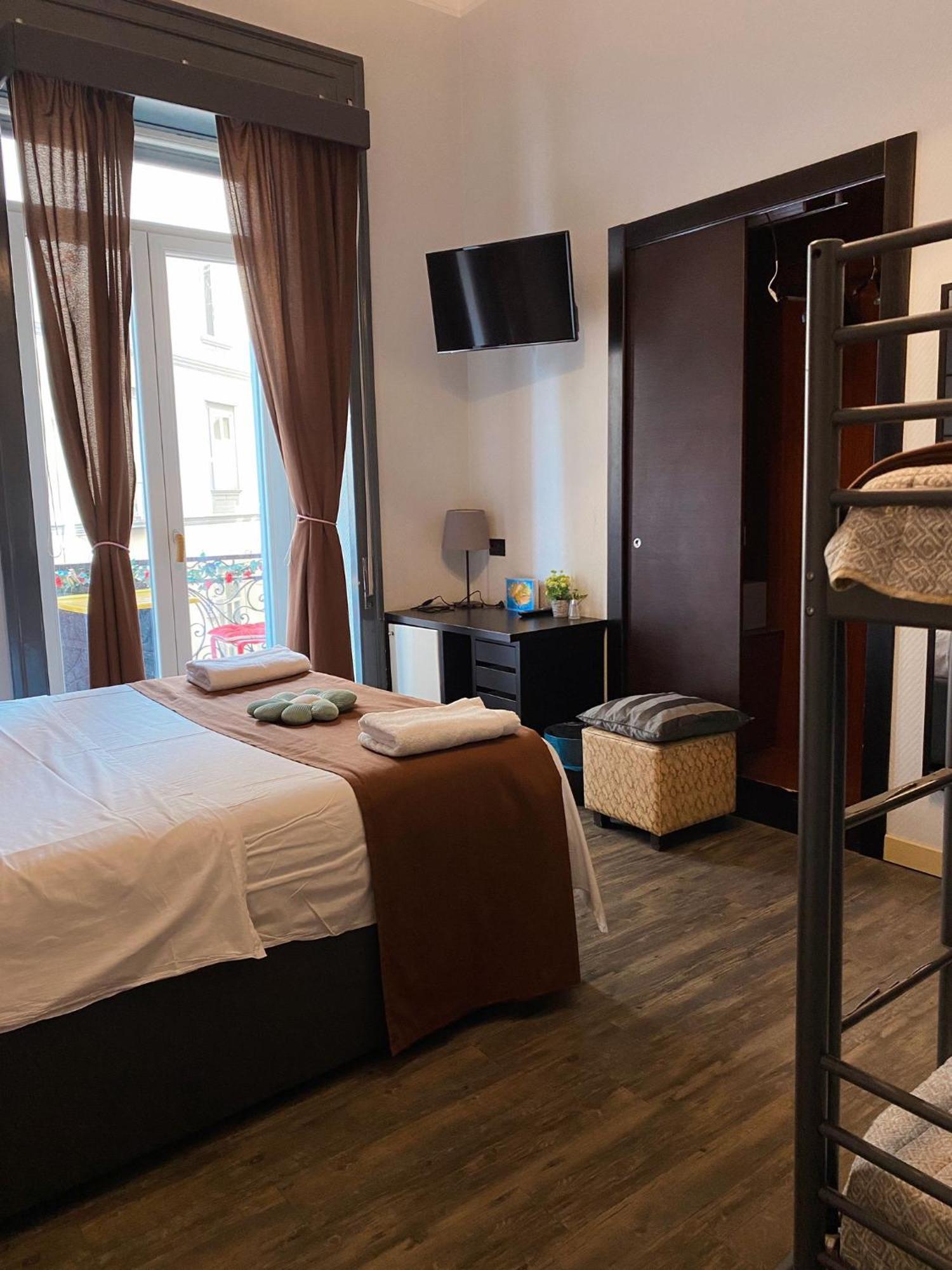 Dolce Vita Rooms Наполи Екстериор снимка