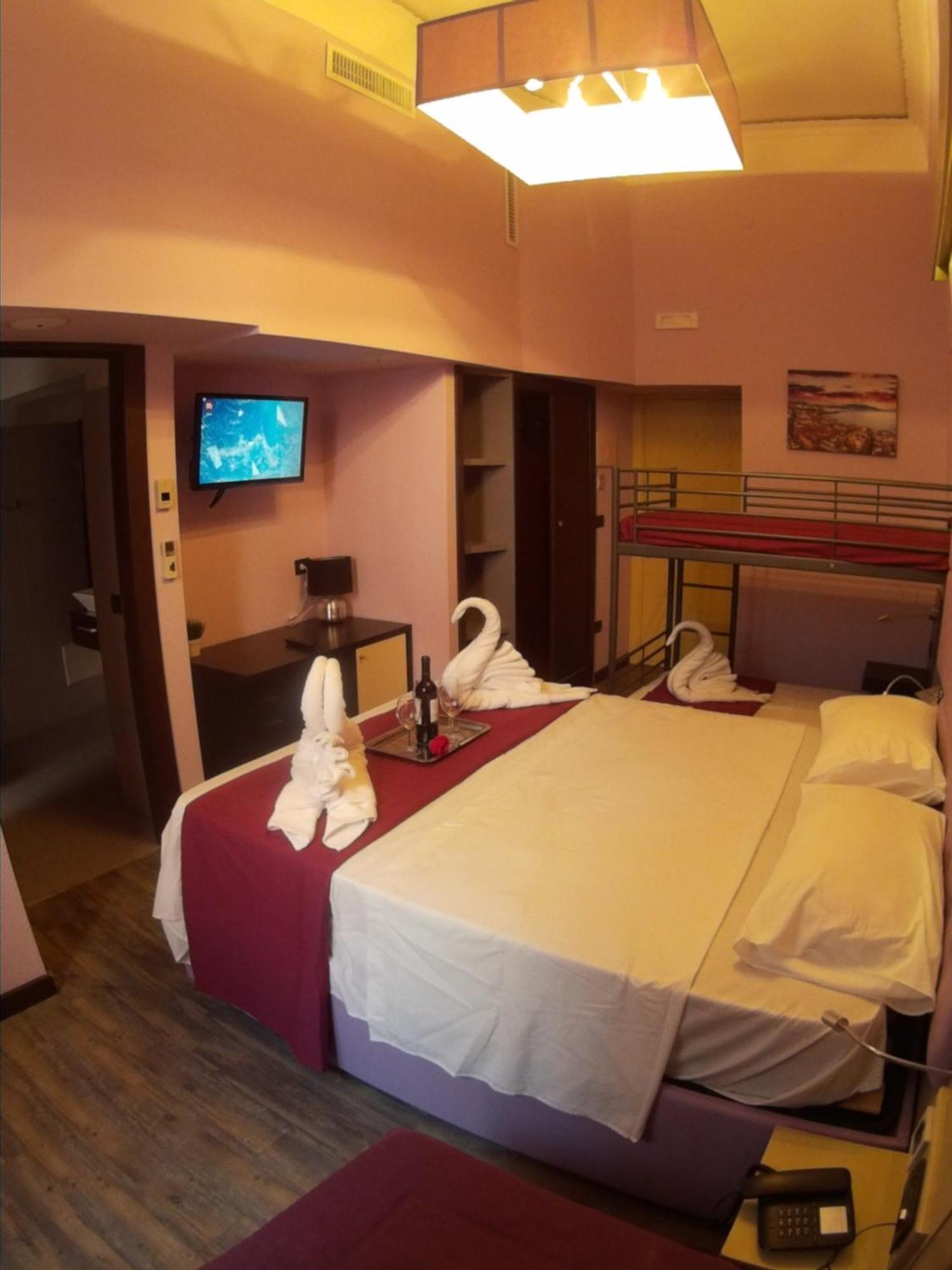 Dolce Vita Rooms Наполи Екстериор снимка